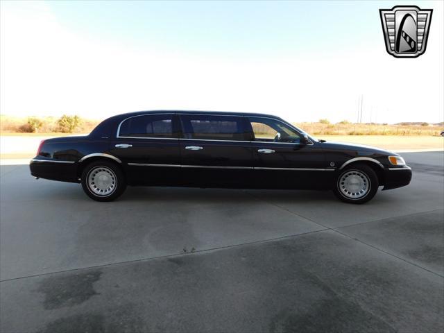 used 2001 Lincoln Town Car car, priced at $13,000