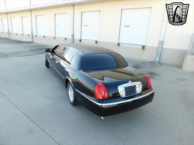 used 2001 Lincoln Town Car car, priced at $13,000