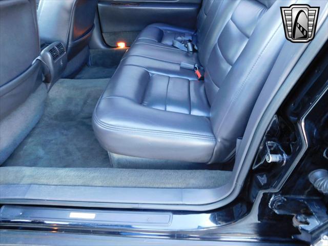 used 2001 Lincoln Town Car car, priced at $13,000