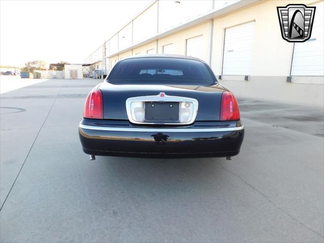 used 2001 Lincoln Town Car car, priced at $13,000