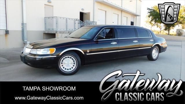 used 2001 Lincoln Town Car car, priced at $13,000