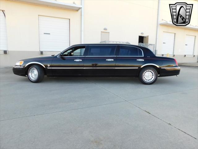 used 2001 Lincoln Town Car car, priced at $13,000