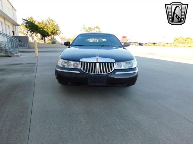 used 2001 Lincoln Town Car car, priced at $13,000