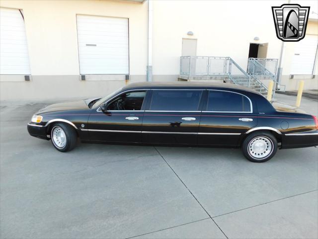 used 2001 Lincoln Town Car car, priced at $13,000