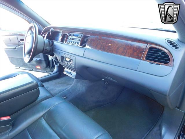 used 2001 Lincoln Town Car car, priced at $13,000