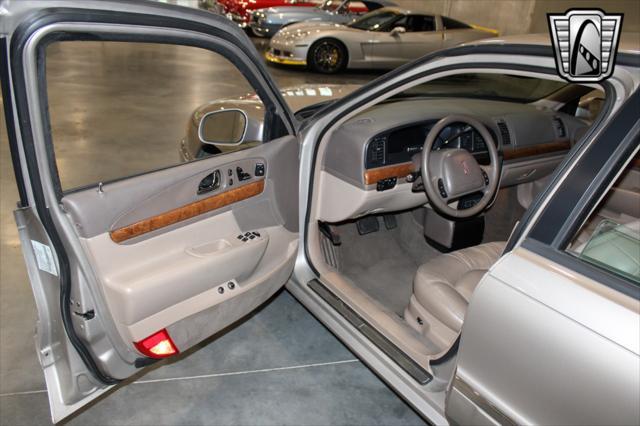 used 1999 Lincoln Continental car, priced at $11,500
