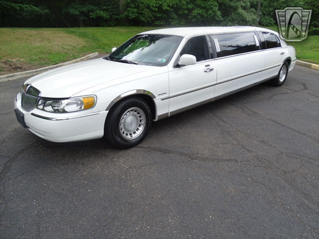 used 2001 Lincoln Town Car car, priced at $7,000