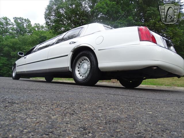 used 2001 Lincoln Town Car car, priced at $7,000