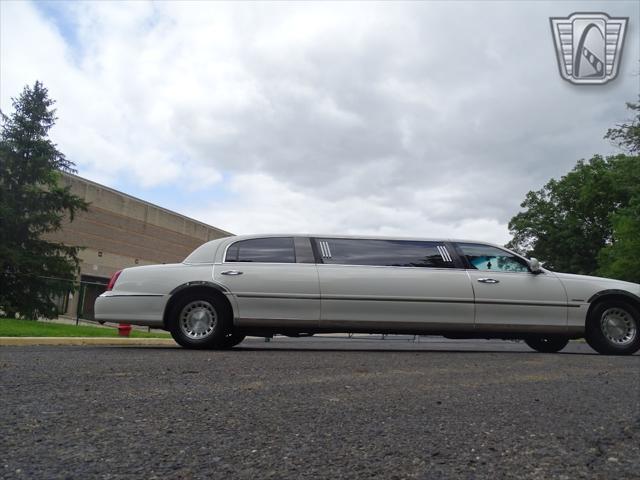 used 2001 Lincoln Town Car car, priced at $7,000