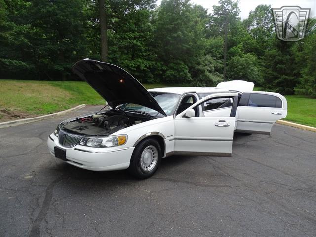 used 2001 Lincoln Town Car car, priced at $7,000