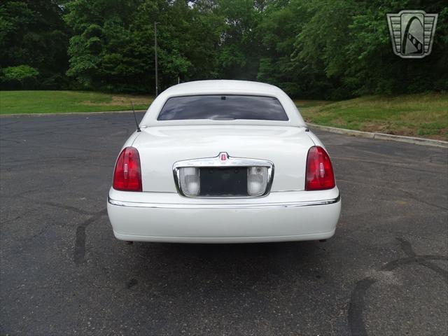 used 2001 Lincoln Town Car car, priced at $7,000