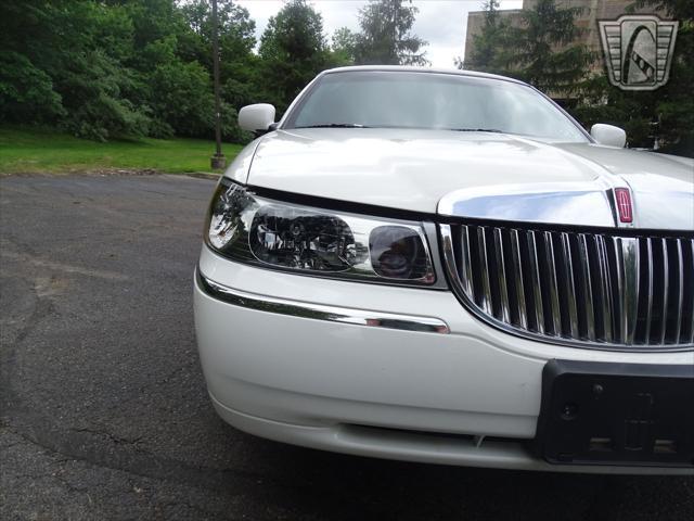 used 2001 Lincoln Town Car car, priced at $7,000