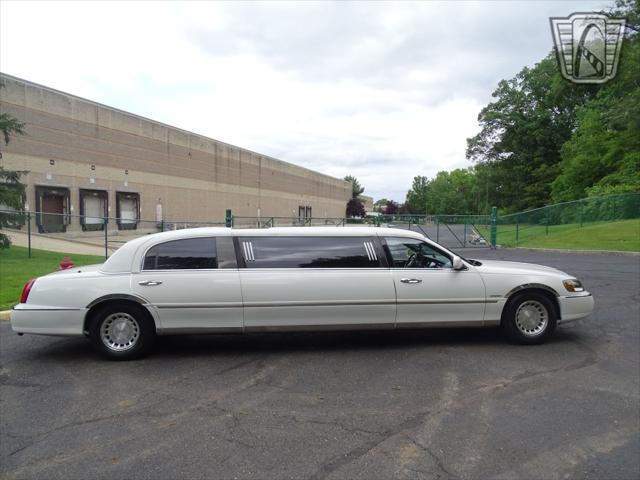 used 2001 Lincoln Town Car car, priced at $7,000