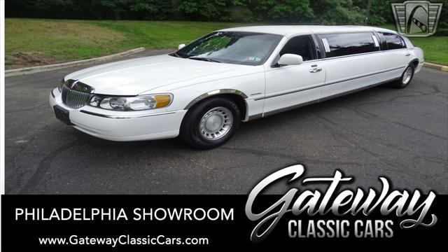 used 2001 Lincoln Town Car car, priced at $7,000