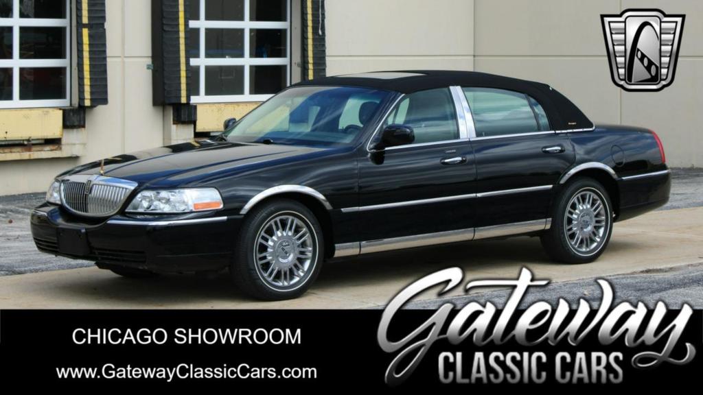 used 2006 Lincoln Town Car car, priced at $15,000