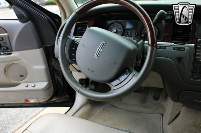 used 2006 Lincoln Town Car car, priced at $16,500