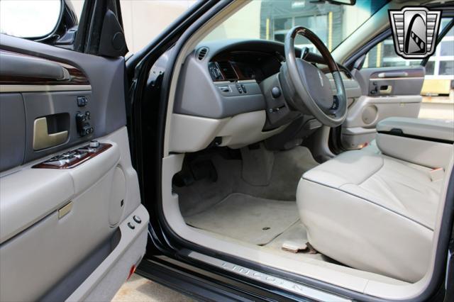 used 2006 Lincoln Town Car car, priced at $16,500