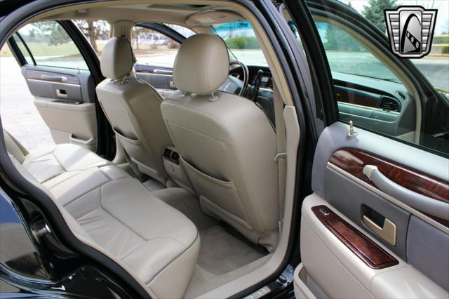used 2006 Lincoln Town Car car, priced at $16,500