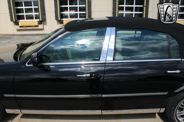 used 2006 Lincoln Town Car car, priced at $16,500