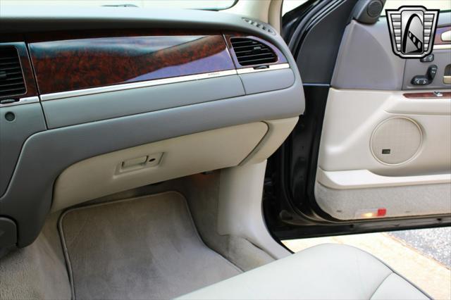 used 2006 Lincoln Town Car car, priced at $16,500