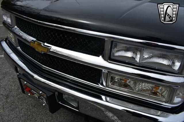 used 1998 Chevrolet Tahoe car, priced at $40,000