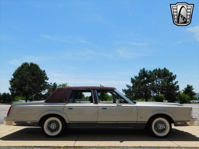 used 1988 Lincoln Town Car car, priced at $13,500