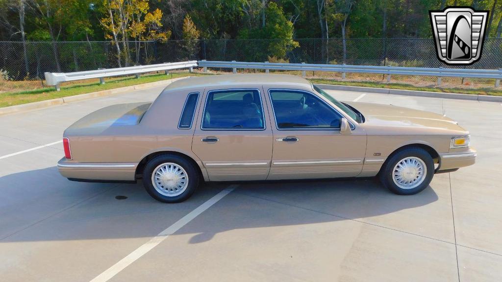 used 1996 Lincoln Town Car car, priced at $12,500