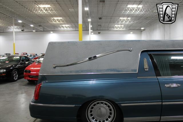 used 2001 Lincoln Town Car car, priced at $12,000