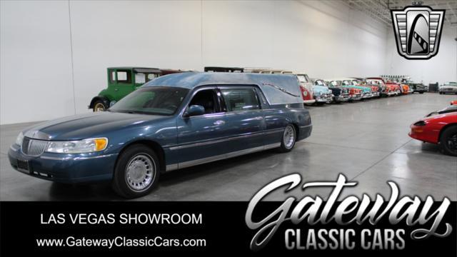 used 2001 Lincoln Town Car car, priced at $12,000