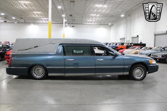 used 2001 Lincoln Town Car car, priced at $12,000