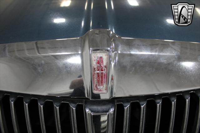 used 2001 Lincoln Town Car car, priced at $12,000