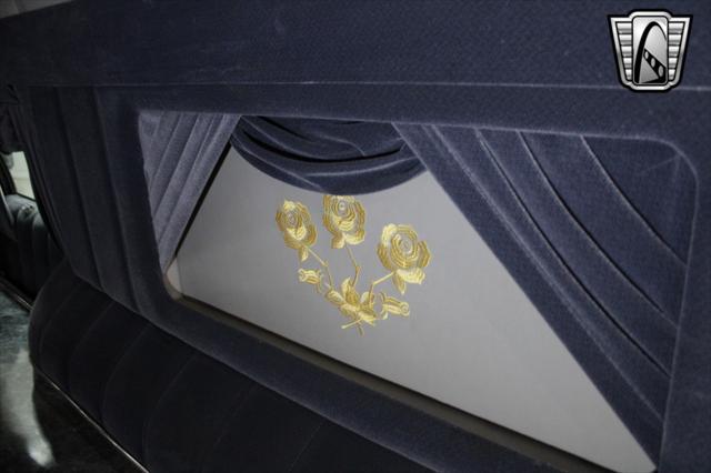 used 2001 Lincoln Town Car car, priced at $12,000