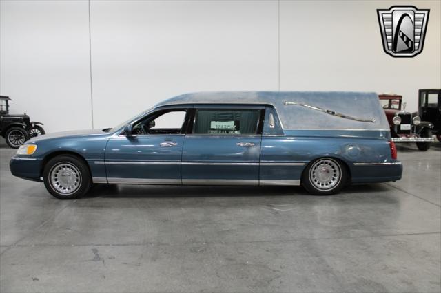 used 2001 Lincoln Town Car car, priced at $12,000