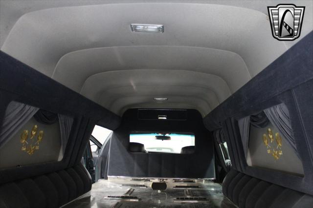 used 2001 Lincoln Town Car car, priced at $12,000