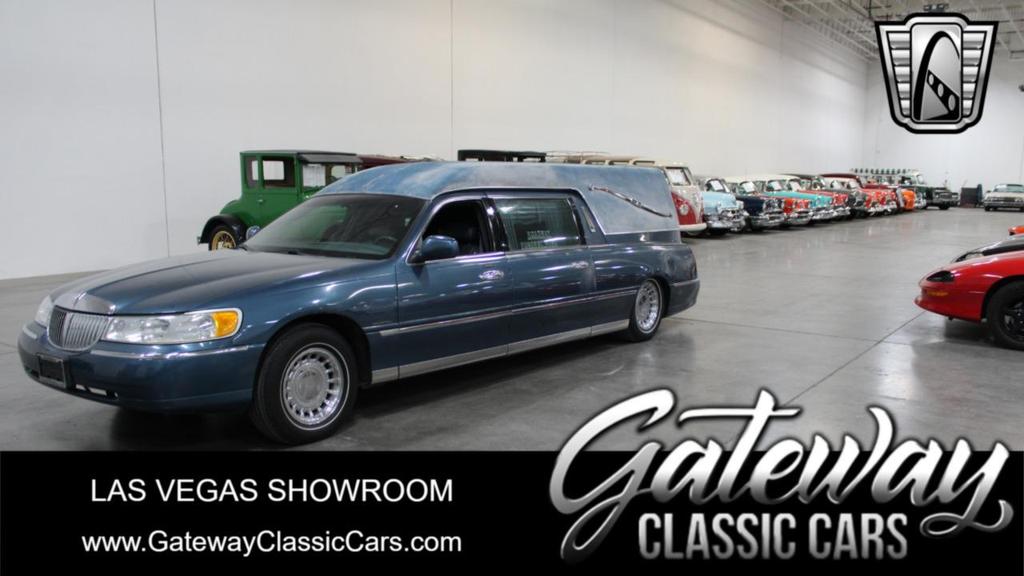 used 2001 Lincoln Town Car car, priced at $12,000