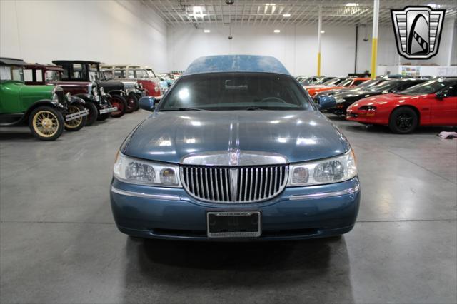 used 2001 Lincoln Town Car car, priced at $12,000