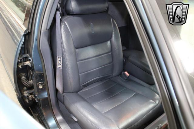 used 2001 Lincoln Town Car car, priced at $12,000