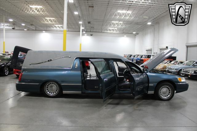 used 2001 Lincoln Town Car car, priced at $12,000