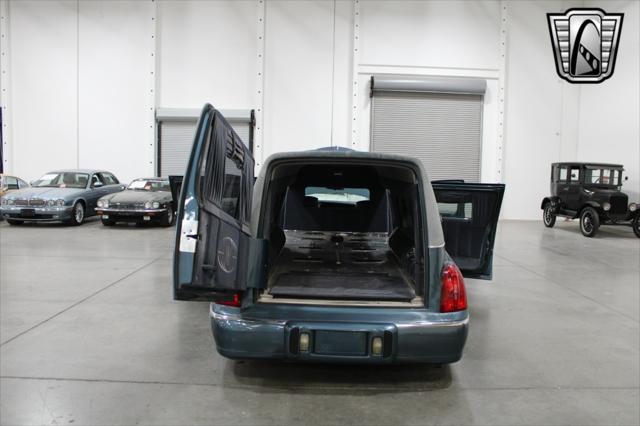 used 2001 Lincoln Town Car car, priced at $12,000