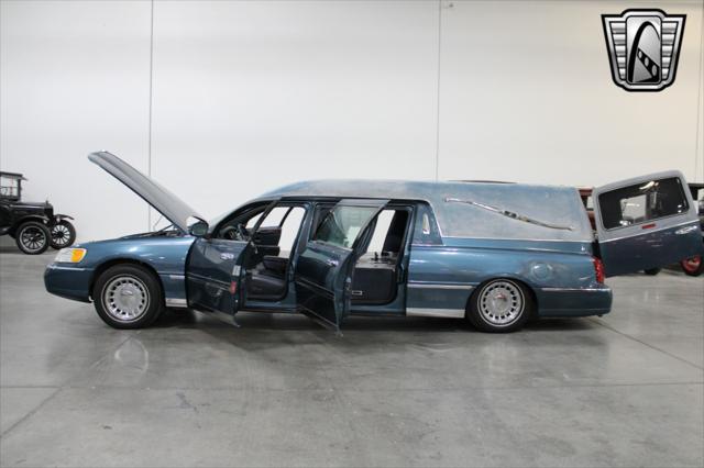 used 2001 Lincoln Town Car car, priced at $12,000