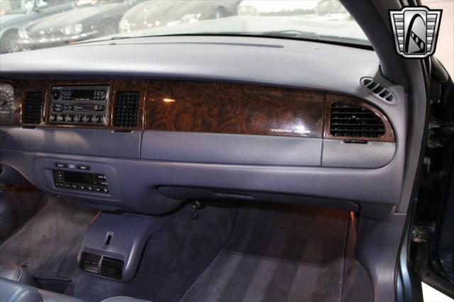 used 2001 Lincoln Town Car car, priced at $12,000