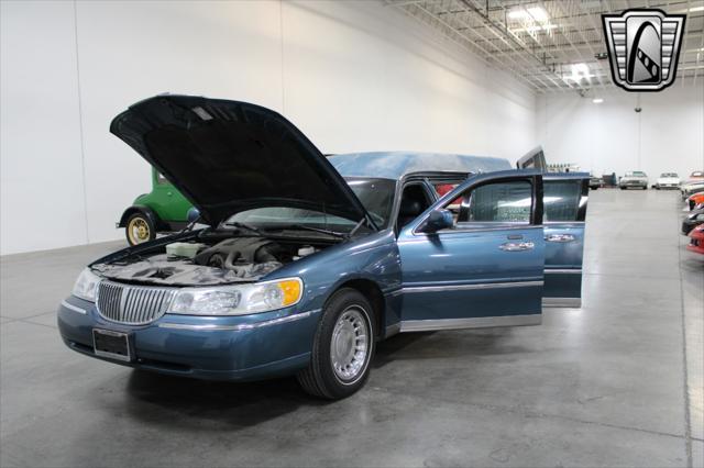 used 2001 Lincoln Town Car car, priced at $12,000