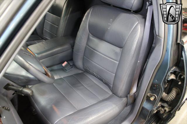 used 2001 Lincoln Town Car car, priced at $12,000