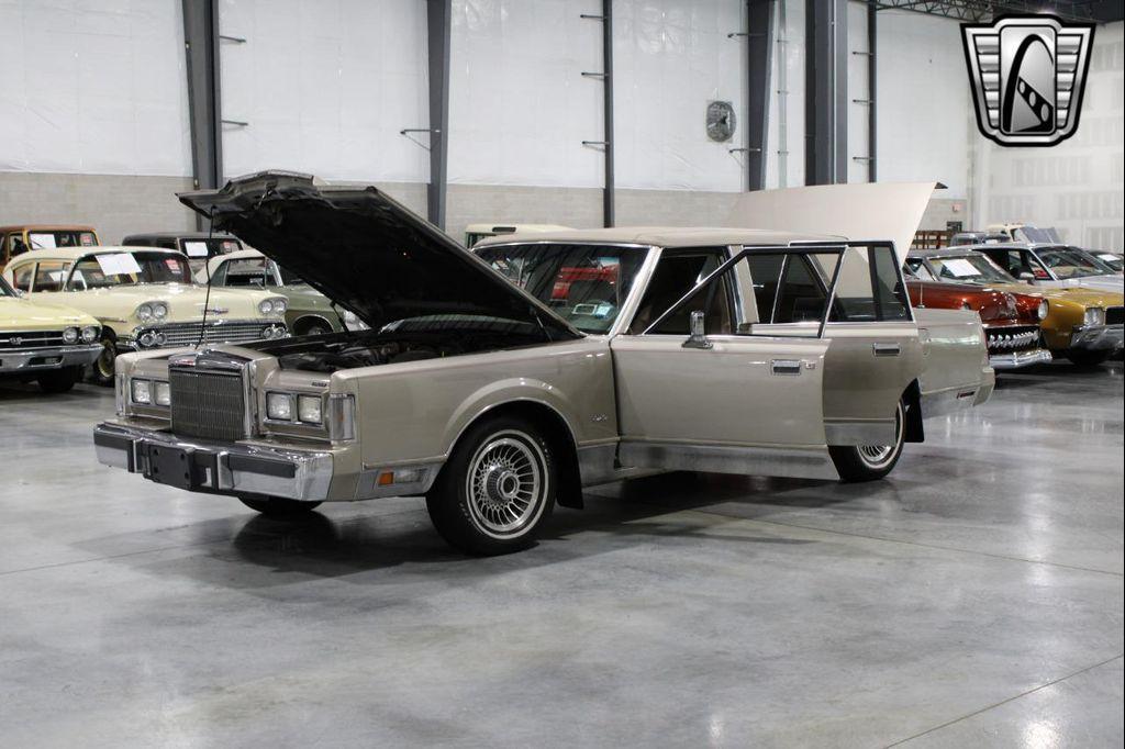 used 1988 Lincoln Town Car car, priced at $14,500