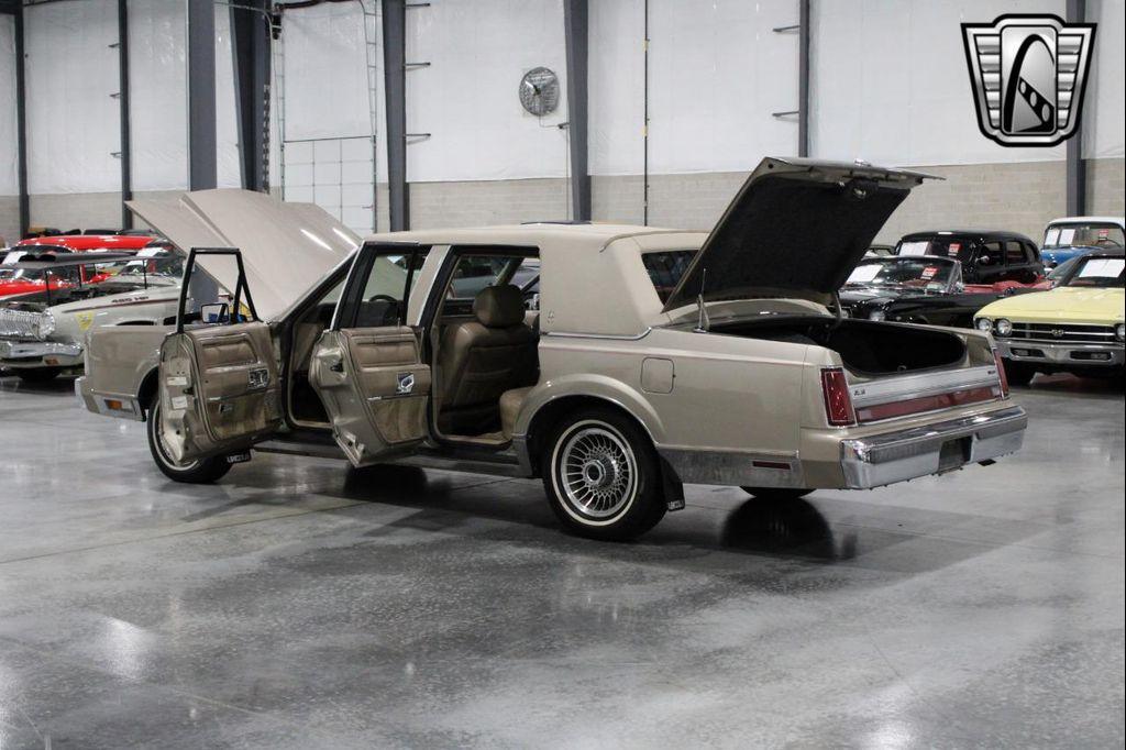 used 1988 Lincoln Town Car car, priced at $14,500