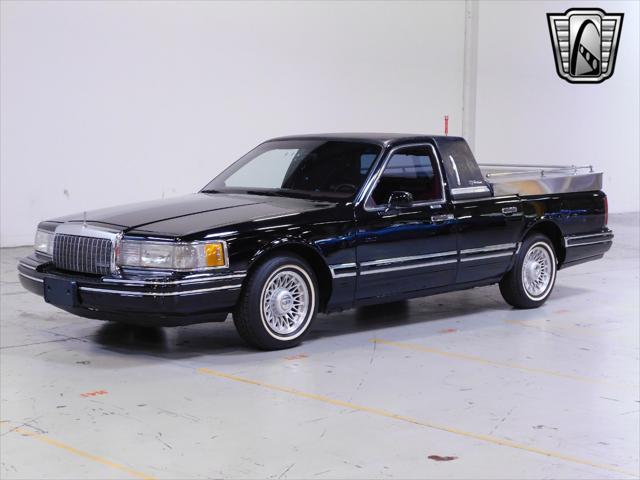 used 1993 Lincoln Town Car car, priced at $15,500