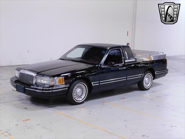 used 1993 Lincoln Town Car car, priced at $15,500