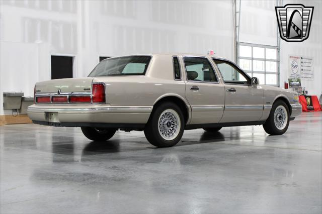 used 1997 Lincoln Town Car car, priced at $15,000