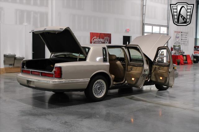 used 1997 Lincoln Town Car car, priced at $15,000