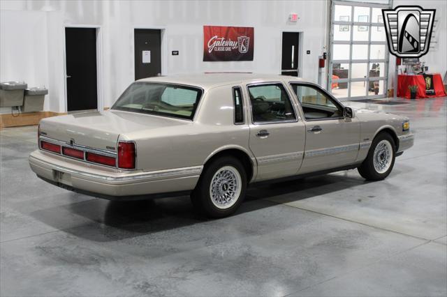 used 1997 Lincoln Town Car car, priced at $15,000